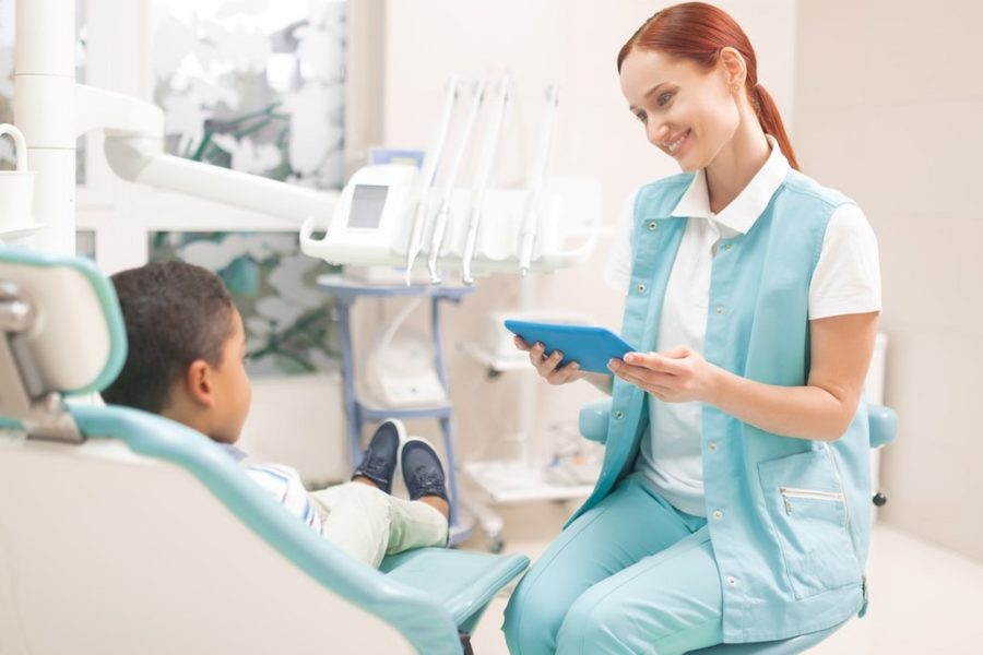 When Should Your Child See an Orthodontist? Early Warning Signs Parents Miss (and When to Wait)